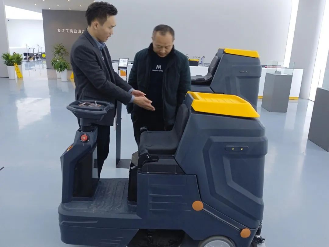  廠家教你如何全面的維護保養洗地機