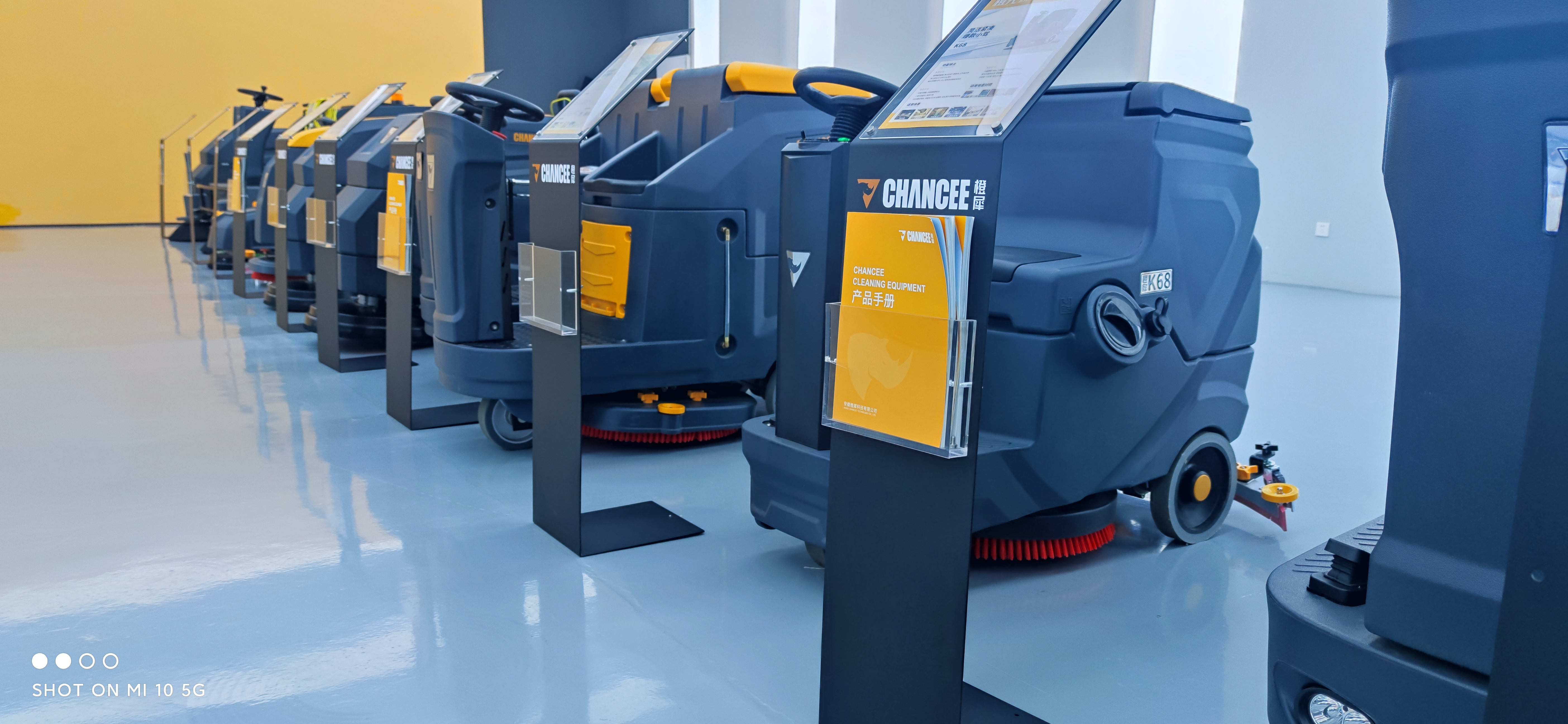 物流倉庫使用駕駛式洗地機的優點