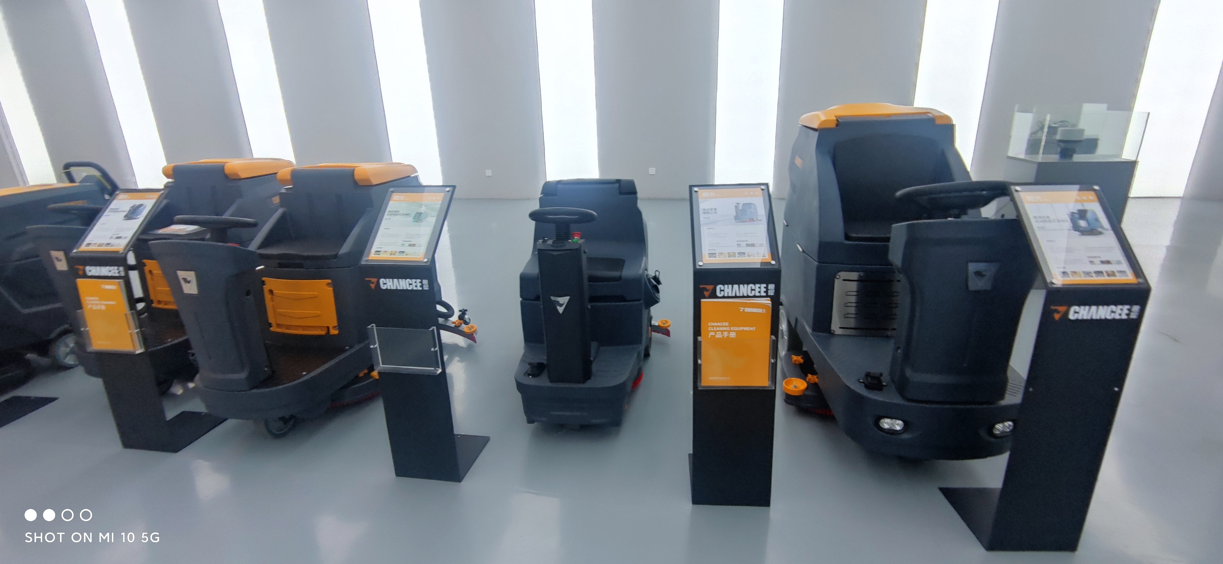 工廠地面使用的幾種洗地機(jī)類型分析