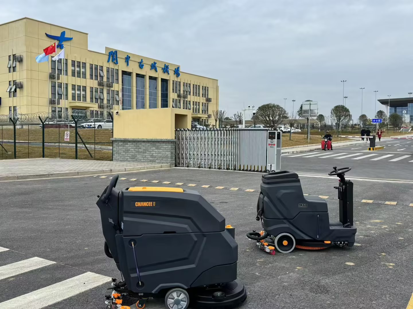 橙犀機(jī)場(chǎng)使用洗地機(jī)